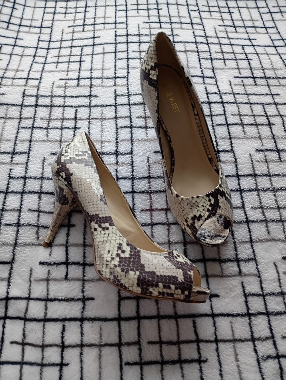 Nine West 9 M Women's Snake-Print Peep Toe High Heels NEVER USED